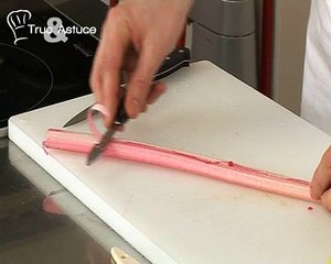 Mille-feuille de filo caramélisé à la rhubarbe et aux framboises
