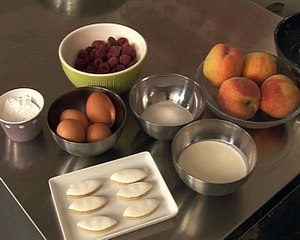 Gratin de pêche au jus de framboise et calisson d'Aix en Provence