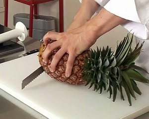 Peler un ananas à vif