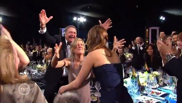 Jennifer Lawrence déchire sa robe aux SAG Awards