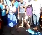 Indian girl beating a boy in public place(لڑکی نے لڑکے کو اڑا کر رکھ دیا، ویڈیو دیکھیں)
