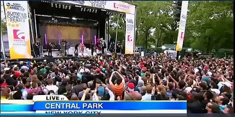 La robe de Mariah Carey explose en direct