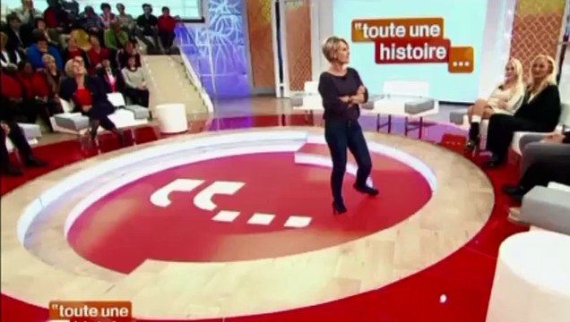 Sophie Davant tâte les fesses d'un homme en direct