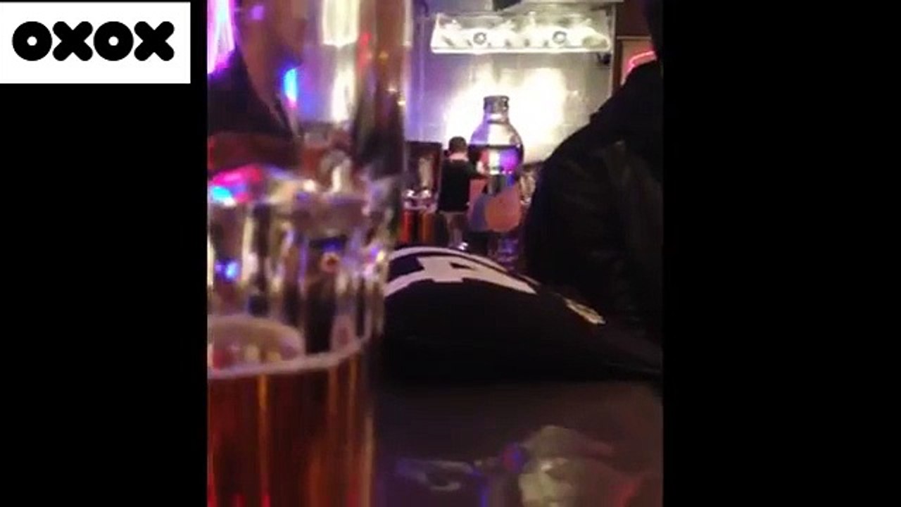 Ivre, Jude Law drague une fille dans un bar