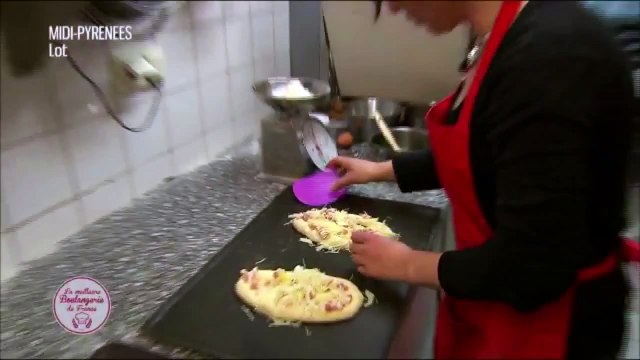 Un chat se prend une porte en guise de transition dans La meilleure boulangerie de France sur M6