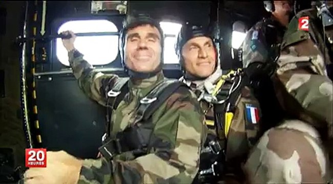 Quand les internautes se moquent du saut en parachute de David Pujadas