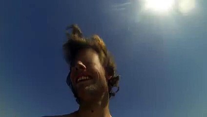 Ils filme un banc de méduses sous l'eau