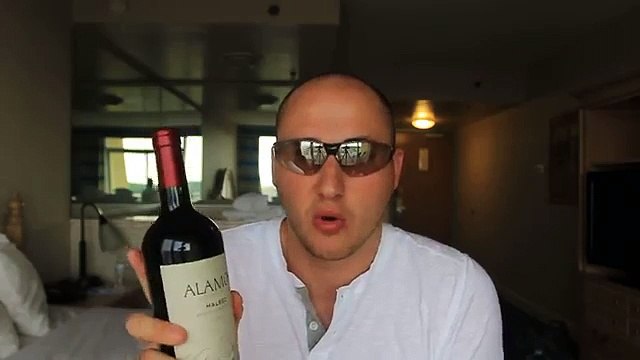 Comment ouvrir une bouteille de vin sans tire-bouchon ?