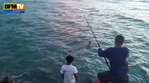 Il attrape un requin à mains nues !