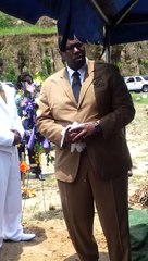 Un lâcher de colombe qui tourne mal lors d'un enterrement