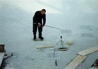 Un poisson joue un sale tour à un pêcheur