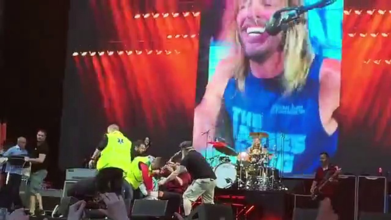 Dave Grohl se casse la jambe en plein concert... et revient sur scène avec un plâtre !