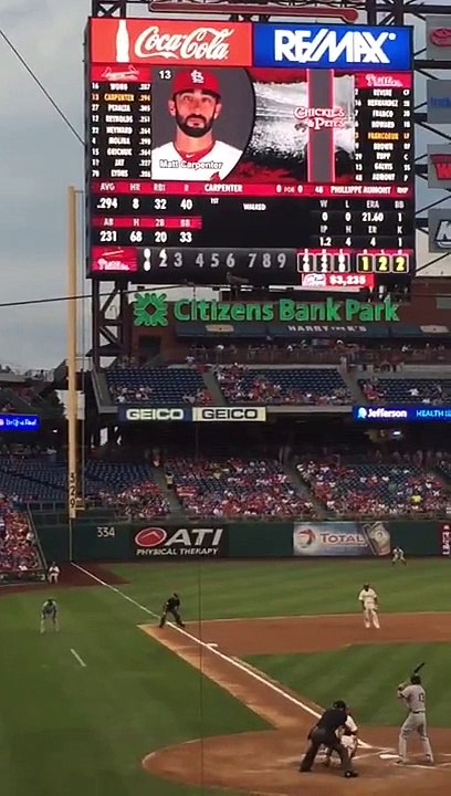 Un écureuil vole la vedette aux joueurs lors d'un match de baseball