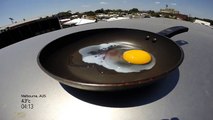 Avec la canicule, il cuit un oeuf en plein soleil !