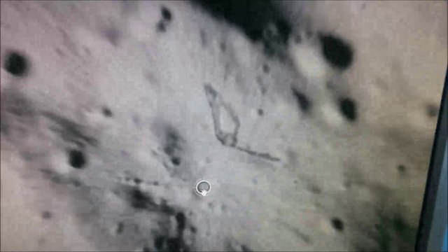 Des traces sur notre lune. Traces on our moon. Traços na nossa lua.