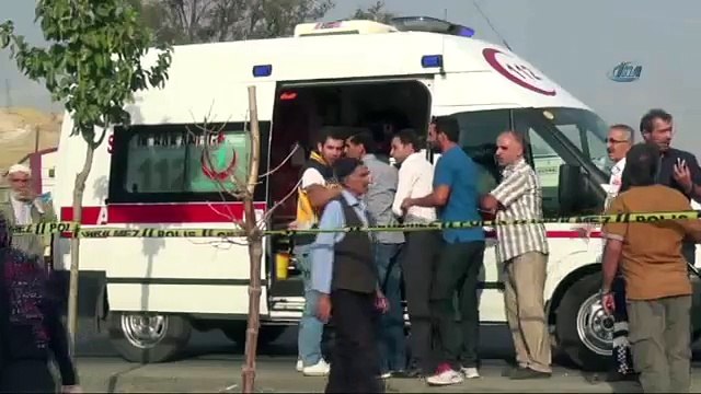 Otomobil yayaların arasına daldı: 3 ölü, 2 yaralı
