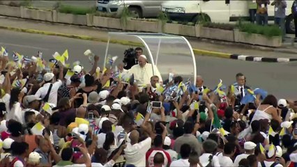 Cubanos colman Plaza de la Revolución en misa papal