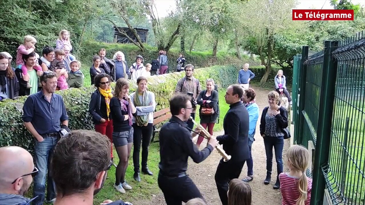 Douarnenez.  Les Chanteurs d'Oiseaux aux Plomarch