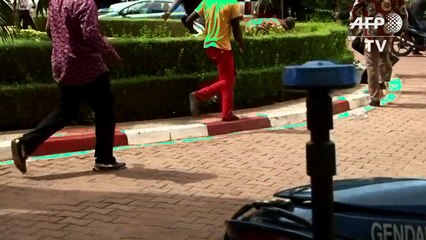 Soldiers disperse Burkina anti-coup protesters outside talks (2)