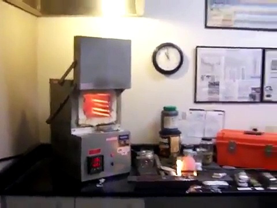 2 chimistes pas très doués mettent le feu à leur labo