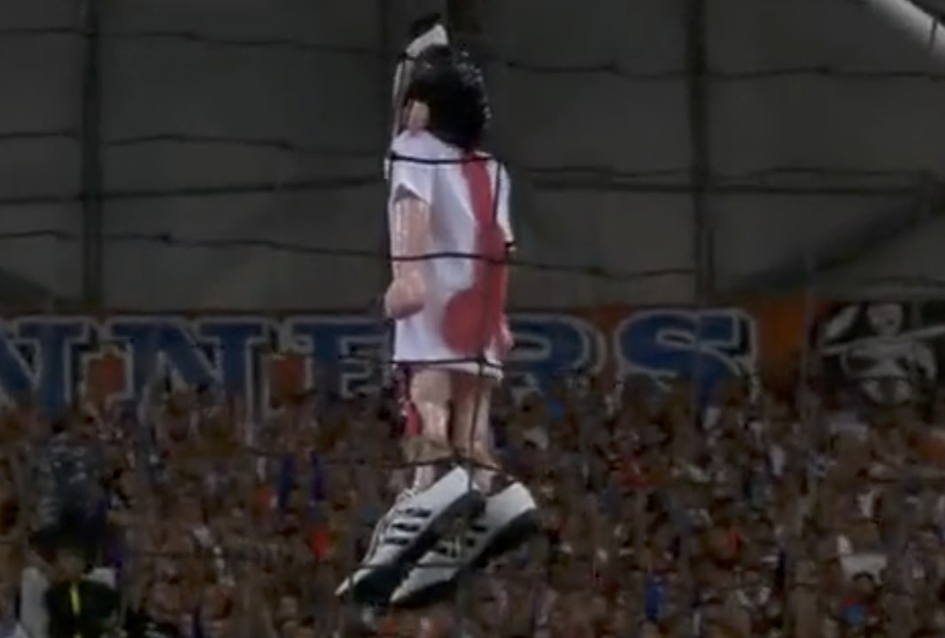 Marseille - Lyon : une marionnette de Valbuena pendue au Vélodrome avant OM - OL