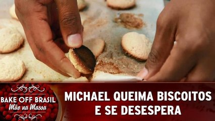 Michael queima biscoitos e se desespera
