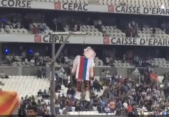 Une marionnette de Valbuena pendue au Vélodrome pendant Marseille - Lyon