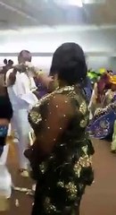 PAPE MBAYE arrosé de billets de banque