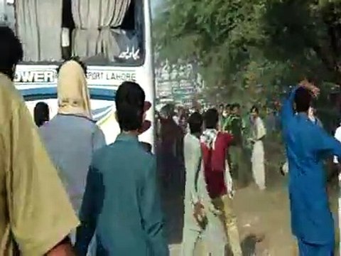 ضلع وہاڑی نزدیک 37-پھاٹک پاور بس حادثہ موٹر سائیکل پر سوار دو افراد ہلاک لوگوں نے اشتعال میں آکر پوری پاور بس کو نظر آتش کر دیا _ Sonu HD Songs