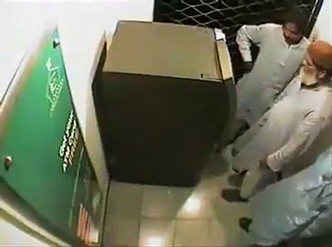 Watch What Happened with This Old Man While Taking Money From ATM, Really Shameful