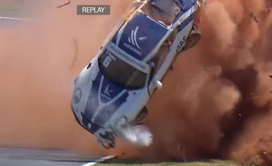 Le crash spectaculaire (9 tonneaux) lors de la Porsche Cup Brasil