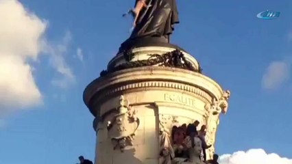 Dev heykelden aşağı düştü !