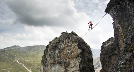 À 2700 mètres du sol, il traverse une slackline en VTT !