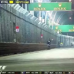 Grand Prix de Singapour : un spectateur se promène sur la piste en pleine course