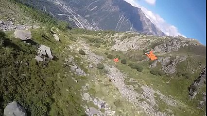 Vol en wingsuit entre les arbres