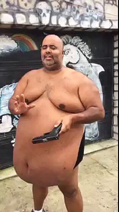 Un gros cache son arme... Insolite !!