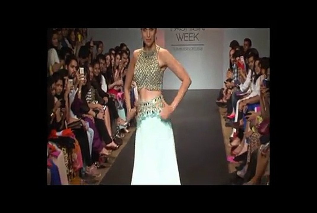 Karishma Kapoor SHOWSTOPPER @ Lakhme Fashion Week 2014