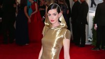 Anne Hathaway se luce desde la alfombra roja