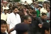 Amitabh and Abishek Bachchan mobbed at Rajesh Khanna's funeral