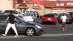 Camera cachée  : casser des faux oeufs sur les voitures des habitants du quartier