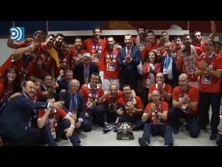 El rey Felipe VI celebra en el vestuario la victoria de España en el Eurobasket