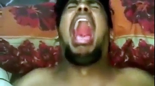 ভিডিওটি দেখে হাসতে হাসতে রাতের ঘুম হারাম হয়ে যাবে ৷