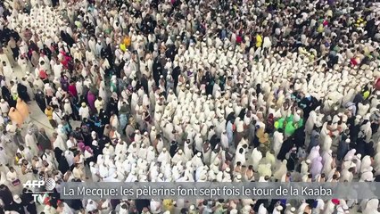 La Mecque: les pèlerins font sept fois le tour de la Kaaba