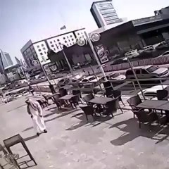 شاب في الرياض ينجو من الموت بإعجوبه  !!! سبحان الله باقي له عمر