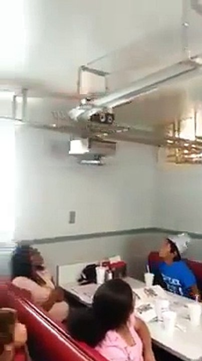 Amazing Waiter And Hotel Video Must Watch