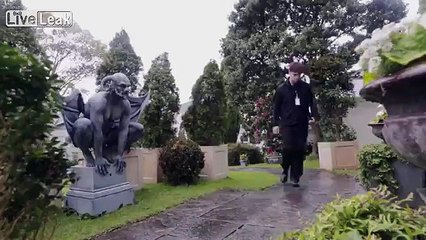 LiveLeak.com - How to get RID of Door to Door salesmen