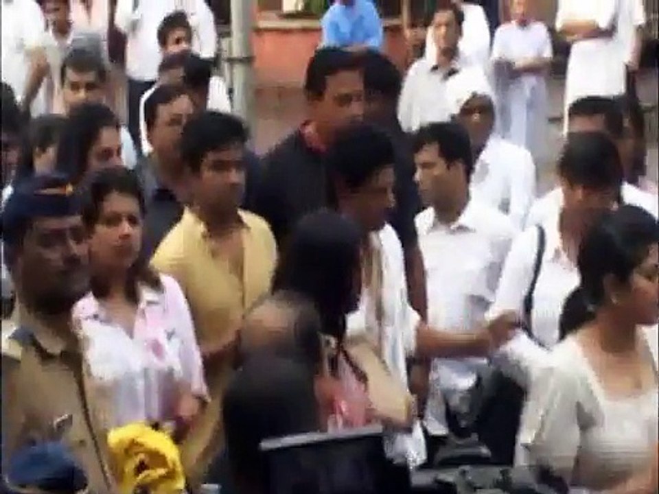 shahrukh khan pays condolence to priyanka chopra