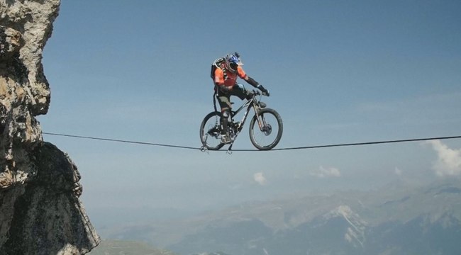 En vélo sur une slackline, à 120 mètres de haut
