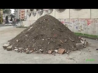 Aversa (CE) - Parcheggio in Piazzetta Quasimodo: lavoro lasciato a metà (20.09.15)