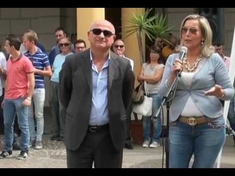 Gricignano (CE) - Puzza, i cittadini si riuniscono in piazza (20.09.15)